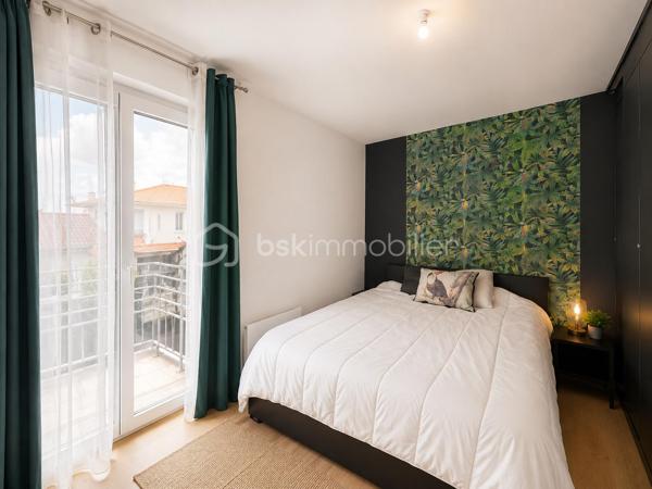 À la recherche d'un cadre de vie agréable entre ville et nature ? Découvrez cette charmante maison de 73 m², située au sein d'une copropriété bien entretenue idéale pour profiter d'un environnement paisible tout en restant proche des commodités.

Dès l'entrée, vous serez séduit par son séjour traversant Est/Ouest, baigné de lumière naturelle tout au long de la journée. La grande baie vitrée prolonge harmonieusement l'espace de vie vers le jardin privatif, créant une véritable continuité entre intérieur et extérieur. La cuisine ouverte, aménagée et équipée, complète cet espace convivial pensé pour le confort du quotidien et les moments de partage. Un WC indépendant vient parfaire ce niveau.

À l'étage, l'espace nuit se compose de trois chambres, chacune bénéficiant d'un accès à un balcon, ainsi que d'une salle de bain avec WC.

À l'extérieur, vous profiterez d'un agréable jardin clos, idéal pour les repas en plein air, les loisirs ou les moments de détente. Un abri de jardin facilite le rangement, tandis que deux balcons offrent des espaces supplémentaires pour apprécier les différentes expositions.

Côté pratique, la maison dispose également de deux places de stationnement privatives ainsi que d'un espace de stockage indépendant.

Les atouts de ce bien :

* Séjour traversant lumineux
* Pas de travaux à prévoir
* Double exposition Est/Ouest
* 3 chambres avec accès balcon
* Jardin privatif clos
* 2 places de stationnement
* Box de stockage indépendant
* Proximité des écoles, commerces et bords de Loire, transports en commun

Une belle opportunité pour ceux qui recherchent un cadre de vie serein au cœur du Pellerin.

**Une visite s'impose ! Contactez-nous dès aujourd'hui pour découvrir ce bien. Des vidéos de présentation ainsi que les plans détaillés de la maison sont disponibles sur  demande afin de préparer au mieux votre projet immobilier.**