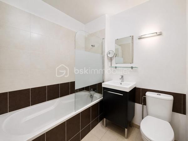 À la recherche d'un cadre de vie agréable entre ville et nature ? Découvrez cette charmante maison de 73 m², située au sein d'une copropriété bien entretenue idéale pour profiter d'un environnement paisible tout en restant proche des commodités.

Dès l'entrée, vous serez séduit par son séjour traversant Est/Ouest, baigné de lumière naturelle tout au long de la journée. La grande baie vitrée prolonge harmonieusement l'espace de vie vers le jardin privatif, créant une véritable continuité entre intérieur et extérieur. La cuisine ouverte, aménagée et équipée, complète cet espace convivial pensé pour le confort du quotidien et les moments de partage. Un WC indépendant vient parfaire ce niveau.

À l'étage, l'espace nuit se compose de trois chambres, chacune bénéficiant d'un accès à un balcon, ainsi que d'une salle de bain avec WC.

À l'extérieur, vous profiterez d'un agréable jardin clos, idéal pour les repas en plein air, les loisirs ou les moments de détente. Un abri de jardin facilite le rangement, tandis que deux balcons offrent des espaces supplémentaires pour apprécier les différentes expositions.

Côté pratique, la maison dispose également de deux places de stationnement privatives ainsi que d'un espace de stockage indépendant.

Les atouts de ce bien :

* Séjour traversant lumineux
* Pas de travaux à prévoir
* Double exposition Est/Ouest
* 3 chambres avec accès balcon
* Jardin privatif clos
* 2 places de stationnement
* Box de stockage indépendant
* Proximité des écoles, commerces et bords de Loire, transports en commun

Une belle opportunité pour ceux qui recherchent un cadre de vie serein au cœur du Pellerin.

**Une visite s'impose ! Contactez-nous dès aujourd'hui pour découvrir ce bien. Des vidéos de présentation ainsi que les plans détaillés de la maison sont disponibles sur  demande afin de préparer au mieux votre projet immobilier.**