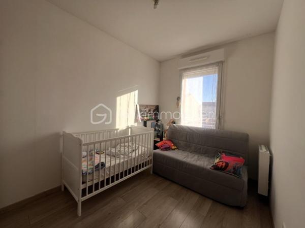 À la recherche d'un cadre de vie agréable entre ville et nature ? Découvrez cette charmante maison de 73 m², située au sein d'une copropriété bien entretenue idéale pour profiter d'un environnement paisible tout en restant proche des commodités.

Dès l'entrée, vous serez séduit par son séjour traversant Est/Ouest, baigné de lumière naturelle tout au long de la journée. La grande baie vitrée prolonge harmonieusement l'espace de vie vers le jardin privatif, créant une véritable continuité entre intérieur et extérieur. La cuisine ouverte, aménagée et équipée, complète cet espace convivial pensé pour le confort du quotidien et les moments de partage. Un WC indépendant vient parfaire ce niveau.

À l'étage, l'espace nuit se compose de trois chambres, chacune bénéficiant d'un accès à un balcon, ainsi que d'une salle de bain avec WC.

À l'extérieur, vous profiterez d'un agréable jardin clos, idéal pour les repas en plein air, les loisirs ou les moments de détente. Un abri de jardin facilite le rangement, tandis que deux balcons offrent des espaces supplémentaires pour apprécier les différentes expositions.

Côté pratique, la maison dispose également de deux places de stationnement privatives ainsi que d'un espace de stockage indépendant.

Les atouts de ce bien :

* Séjour traversant lumineux
* Pas de travaux à prévoir
* Double exposition Est/Ouest
* 3 chambres avec accès balcon
* Jardin privatif clos
* 2 places de stationnement
* Box de stockage indépendant
* Proximité des écoles, commerces et bords de Loire, transports en commun

Une belle opportunité pour ceux qui recherchent un cadre de vie serein au cœur du Pellerin.

**Une visite s'impose ! Contactez-nous dès aujourd'hui pour découvrir ce bien. Des vidéos de présentation ainsi que les plans détaillés de la maison sont disponibles sur  demande afin de préparer au mieux votre projet immobilier.**