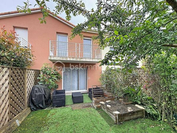 À la recherche d'un cadre de vie agréable entre ville et nature ? Découvrez cette charmante maison de 73 m², située au sein d'une copropriété bien entretenue idéale pour profiter d'un environnement paisible tout en restant proche des commodités.

Dès l'entrée, vous serez séduit par son séjour traversant Est/Ouest, baigné de lumière naturelle tout au long de la journée. La grande baie vitrée prolonge harmonieusement l'espace de vie vers le jardin privatif, créant une véritable continuité entre intérieur et extérieur. La cuisine ouverte, aménagée et équipée, complète cet espace convivial pensé pour le confort du quotidien et les moments de partage. Un WC indépendant vient parfaire ce niveau.

À l'étage, l'espace nuit se compose de trois chambres, chacune bénéficiant d'un accès à un balcon, ainsi que d'une salle de bain avec WC.

À l'extérieur, vous profiterez d'un agréable jardin clos, idéal pour les repas en plein air, les loisirs ou les moments de détente. Un abri de jardin facilite le rangement, tandis que deux balcons offrent des espaces supplémentaires pour apprécier les différentes expositions.

Côté pratique, la maison dispose également de deux places de stationnement privatives ainsi que d'un espace de stockage indépendant.

Les atouts de ce bien :

* Séjour traversant lumineux
* Pas de travaux à prévoir
* Double exposition Est/Ouest
* 3 chambres avec accès balcon
* Jardin privatif clos
* 2 places de stationnement
* Box de stockage indépendant
* Proximité des écoles, commerces et bords de Loire, transports en commun

Une belle opportunité pour ceux qui recherchent un cadre de vie serein au cœur du Pellerin.

**Une visite s'impose ! Contactez-nous dès aujourd'hui pour découvrir ce bien. Des vidéos de présentation ainsi que les plans détaillés de la maison sont disponibles sur  demande afin de préparer au mieux votre projet immobilier.**