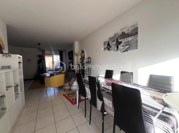 À la recherche d'un cadre de vie agréable entre ville et nature ? Découvrez cette charmante maison de 73 m², située au sein d'une copropriété bien entretenue idéale pour profiter d'un environnement paisible tout en restant proche des commodités.

Dès l'entrée, vous serez séduit par son séjour traversant Est/Ouest, baigné de lumière naturelle tout au long de la journée. La grande baie vitrée prolonge harmonieusement l'espace de vie vers le jardin privatif, créant une véritable continuité entre intérieur et extérieur. La cuisine ouverte, aménagée et équipée, complète cet espace convivial pensé pour le confort du quotidien et les moments de partage. Un WC indépendant vient parfaire ce niveau.

À l'étage, l'espace nuit se compose de trois chambres, chacune bénéficiant d'un accès à un balcon, ainsi que d'une salle de bain avec WC.

À l'extérieur, vous profiterez d'un agréable jardin clos, idéal pour les repas en plein air, les loisirs ou les moments de détente. Un abri de jardin facilite le rangement, tandis que deux balcons offrent des espaces supplémentaires pour apprécier les différentes expositions.

Côté pratique, la maison dispose également de deux places de stationnement privatives ainsi que d'un espace de stockage indépendant.

Les atouts de ce bien :

* Séjour traversant lumineux
* Pas de travaux à prévoir
* Double exposition Est/Ouest
* 3 chambres avec accès balcon
* Jardin privatif clos
* 2 places de stationnement
* Box de stockage indépendant
* Proximité des écoles, commerces et bords de Loire, transports en commun

Une belle opportunité pour ceux qui recherchent un cadre de vie serein au cœur du Pellerin.

**Une visite s'impose ! Contactez-nous dès aujourd'hui pour découvrir ce bien. Des vidéos de présentation ainsi que les plans détaillés de la maison sont disponibles sur  demande afin de préparer au mieux votre projet immobilier.**