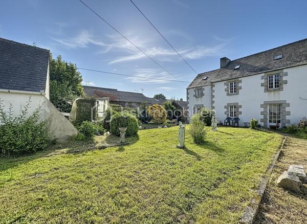 À seulement 10 minutes de LANDIVISIAU et idéalement située au cœur du bourg de PLOUVORN, à proximité immédiate des commodités, venez découvrir cette authentique maison en pierre datant de 1910, pleine de charme et de potentiel.

Édifiée sur une parcelle de plus de 500 m², cette bâtisse de caractère séduira les amateurs d'ancien grâce à ses murs en pierre apparente, présents aussi bien à l'extérieur qu'à l'intérieur.

Au rez-de-chaussée, vous trouverez une pièce de vie comprenant salon et salle à manger, une cuisine aménagée et équipée offrant de nombreux rangements, un espace avec évier et rangements complémentaires, un WC ainsi qu'un sas donnant accès au jardin.

Le premier étage dessert une pièce pouvant faire office de bureau, dressing ou chambre d'appoint, une salle d'eau, un WC indépendant ainsi que deux chambres.

Le second étage offre plusieurs espaces supplémentaires à aménager selon vos envies : chambres, suite parentale, salle de jeux ou bureau. Un véritable potentiel d'agrandissement s'offre à vous.

À l'extérieur, vous profiterez d'un jardin agréable avec barbecue en pierre. Un grand garage avec porte motorisée permet de stationner un véhicule et dispose également d'un espace aménageable à l'étage. Plusieurs dépendances et locaux de stockage complètent l'ensemble, offrant de nombreuses possibilités d'aménagement.

Cette maison mitoyenne d'un côté nécessite des travaux de rénovation afin de valoriser pleinement le bien, notamment sur certains éléments d’entretien et d’amélioration énergétique. La toiture a cependant fait l’objet d’une rénovation partielle récente en 2025, apportant un premier élément de sécurisation du bâti mais constitue une opportunité rare pour les amoureux des belles pierres souhaitant créer un lieu de vie à leur image.

Ce bien au fort potentiel s’adresse à des acquéreurs souhaitant entreprendre un projet de rénovation et de valorisation d’une maison de caractère en pierre.

Le mobilier actuellement présent pourra être conservé par les acquéreurs ou retiré avant la vente selon les besoins.
À découvrir sans tarder.