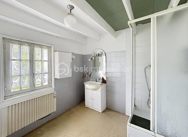 À seulement 10 minutes de LANDIVISIAU et idéalement située au cœur du bourg de PLOUVORN, à proximité immédiate des commodités, venez découvrir cette authentique maison en pierre datant de 1910, pleine de charme et de potentiel.

Édifiée sur une parcelle de plus de 500 m², cette bâtisse de caractère séduira les amateurs d'ancien grâce à ses murs en pierre apparente, présents aussi bien à l'extérieur qu'à l'intérieur.

Au rez-de-chaussée, vous trouverez une pièce de vie comprenant salon et salle à manger, une cuisine aménagée et équipée offrant de nombreux rangements, un espace avec évier et rangements complémentaires, un WC ainsi qu'un sas donnant accès au jardin.

Le premier étage dessert une pièce pouvant faire office de bureau, dressing ou chambre d'appoint, une salle d'eau, un WC indépendant ainsi que deux chambres.

Le second étage offre plusieurs espaces supplémentaires à aménager selon vos envies : chambres, suite parentale, salle de jeux ou bureau. Un véritable potentiel d'agrandissement s'offre à vous.

À l'extérieur, vous profiterez d'un jardin agréable avec barbecue en pierre. Un grand garage avec porte motorisée permet de stationner un véhicule et dispose également d'un espace aménageable à l'étage. Plusieurs dépendances et locaux de stockage complètent l'ensemble, offrant de nombreuses possibilités d'aménagement.

Cette maison mitoyenne d'un côté nécessite des travaux de rénovation afin de valoriser pleinement le bien, notamment sur certains éléments d’entretien et d’amélioration énergétique. La toiture a cependant fait l’objet d’une rénovation partielle récente en 2025, apportant un premier élément de sécurisation du bâti mais constitue une opportunité rare pour les amoureux des belles pierres souhaitant créer un lieu de vie à leur image.

Ce bien au fort potentiel s’adresse à des acquéreurs souhaitant entreprendre un projet de rénovation et de valorisation d’une maison de caractère en pierre.

Le mobilier actuellement présent pourra être conservé par les acquéreurs ou retiré avant la vente selon les besoins.
À découvrir sans tarder.