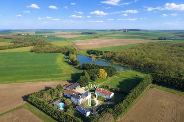 Lencloître, Propriété 6 Chambres -  416 m² à vendre