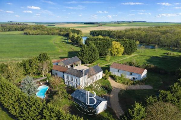 Lencloître, Propriété 6 Chambres -  416 m² à vendre