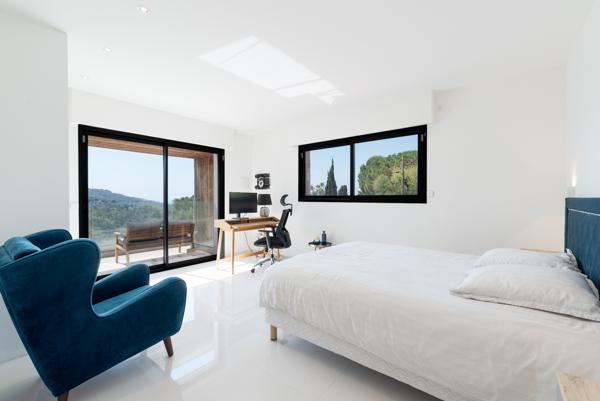 Mougins : Villa contemporaine, 6 chambres, piscine et vue mer