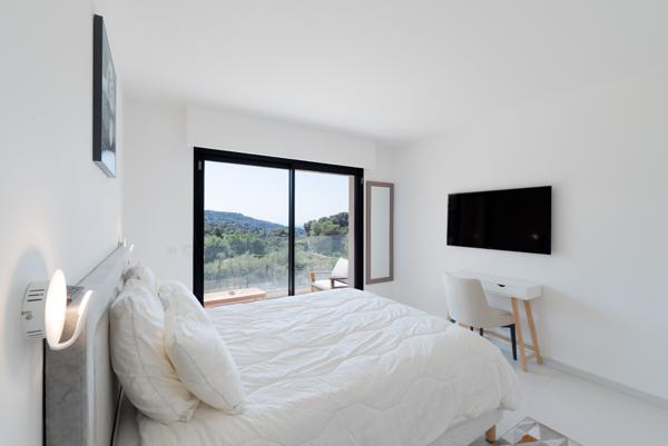 Mougins : Villa contemporaine, 6 chambres, piscine et vue mer