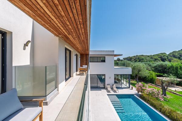 Mougins : Villa contemporaine, 6 chambres, piscine et vue mer