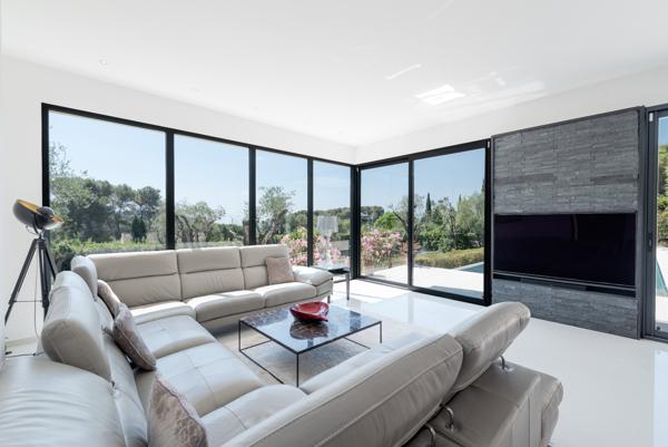 Mougins : Villa contemporaine, 6 chambres, piscine et vue mer