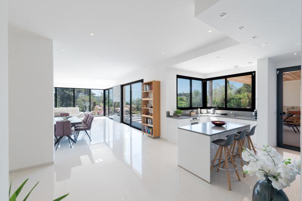 Mougins : Villa contemporaine, 6 chambres, piscine et vue mer