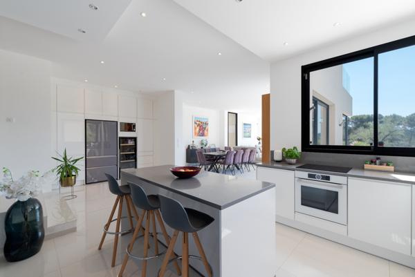 Mougins : Villa contemporaine, 6 chambres, piscine et vue mer