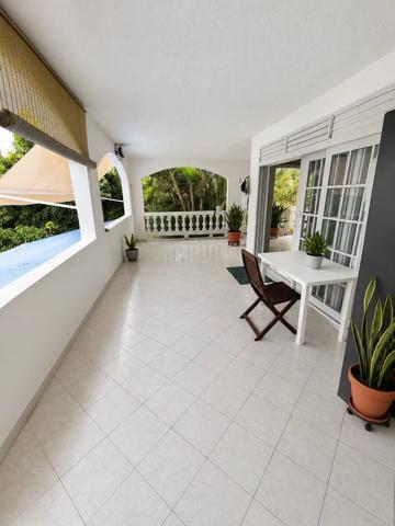 Vente                                                      Appartement
                        
                     3 pièces                                         à Saint-Joseph