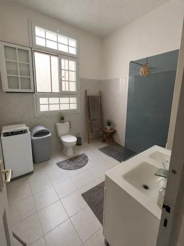 Vente                                                      Appartement
                        
                     3 pièces                                         à Saint-Joseph