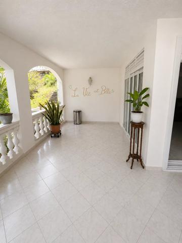 Vente                                                      Appartement
                        
                     3 pièces                                         à Saint-Joseph