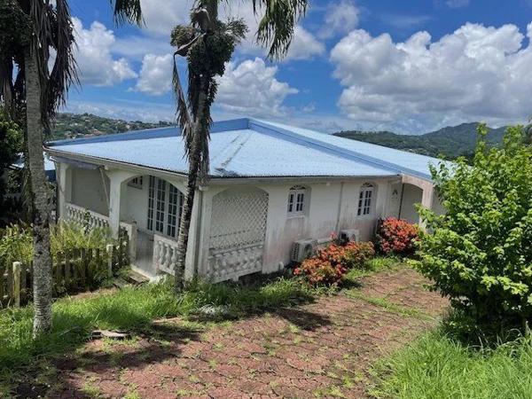 Vente                                                      Appartement
                        
                     3 pièces                                         à Saint-Joseph