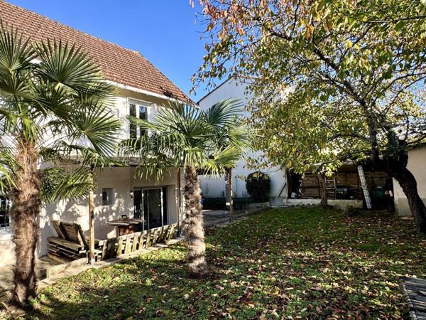 Angoulême  Quartier très calme, proche Gare et Centre Commercial Leclerc, maison F4 avec garage et jardin.