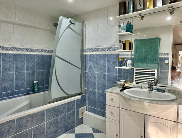 Angoulême  Quartier très calme, proche Gare et Centre Commercial Leclerc, maison F4 avec garage et jardin.