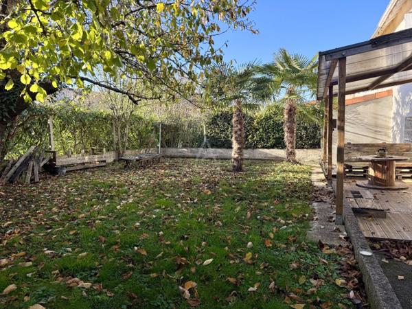 Angoulême  Quartier très calme, proche Gare et Centre Commercial Leclerc, maison F4 avec garage et jardin.