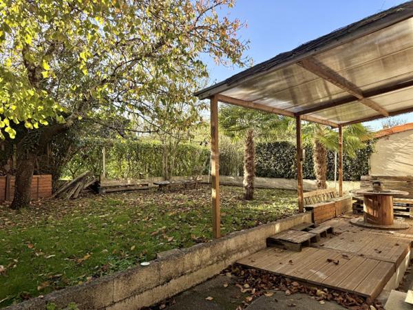 Angoulême  Quartier très calme, proche Gare et Centre Commercial Leclerc, maison F4 avec garage et jardin.