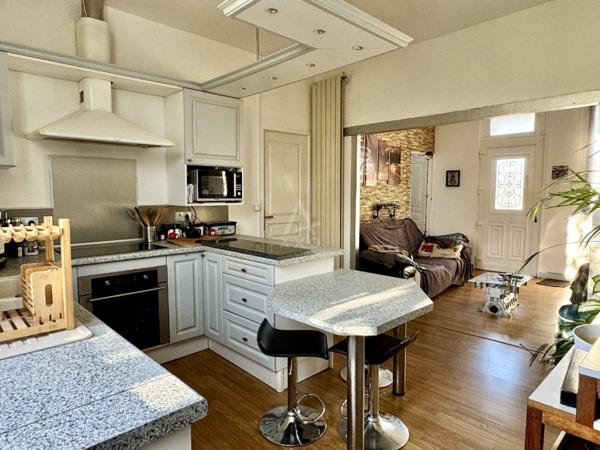 Angoulême  Quartier très calme, proche Gare et Centre Commercial Leclerc, maison F4 avec garage et jardin.