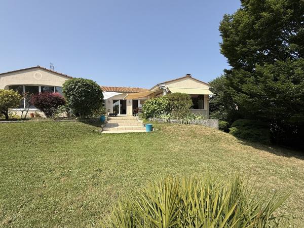 Vue magnifique de la terrasse et des pièces de vie. 775 000 € H.A.I.*