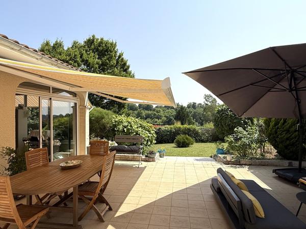 Vue magnifique de la terrasse et des pièces de vie. 775 000 € H.A.I.*