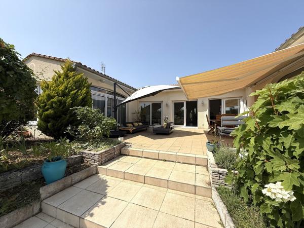 Vue magnifique de la terrasse et des pièces de vie. 775 000 € H.A.I.*