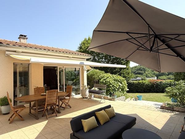 Vue magnifique de la terrasse et des pièces de vie. 775 000 € H.A.I.*