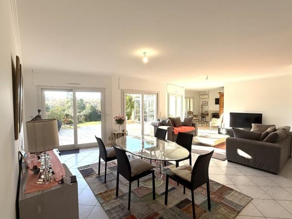 Vue magnifique de la terrasse et des pièces de vie. 775 000 € H.A.I.*