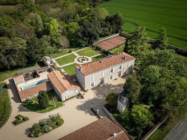 Charmant logis vendéen avec nombreuses dépendances dans le sud de la Vendée