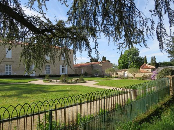 Charmant logis vendéen avec nombreuses dépendances dans le sud de la Vendée