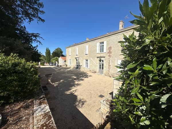 Charmant logis vendéen avec nombreuses dépendances dans le sud de la Vendée