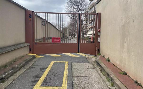 Stationnement à louer    10 m2 Paris 20