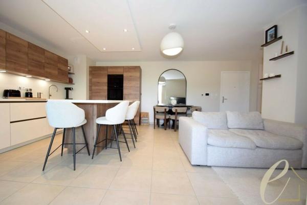 GENAS – Ravissant T3 meublé en rez-de-jardin de 64 m² avec 117 m² d’extérieurs et 2 stationnements
