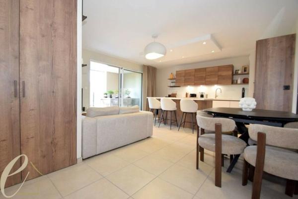 GENAS – Ravissant T3 meublé en rez-de-jardin de 64 m² avec 117 m² d’extérieurs et 2 stationnements
