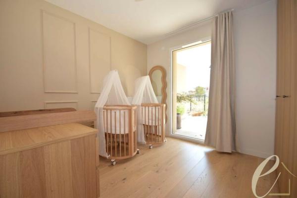 GENAS – Ravissant T3 meublé en rez-de-jardin de 64 m² avec 117 m² d’extérieurs et 2 stationnements