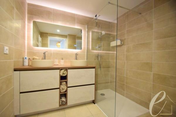 GENAS – Ravissant T3 meublé en rez-de-jardin de 64 m² avec 117 m² d’extérieurs et 2 stationnements