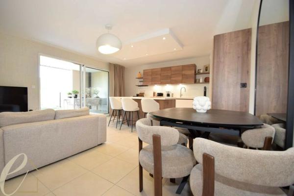 GENAS – Ravissant T3 meublé en rez-de-jardin de 64 m² avec 117 m² d’extérieurs et 2 stationnements