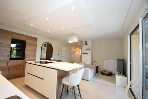 GENAS – Ravissant T3 meublé en rez-de-jardin de 64 m² avec 117 m² d’extérieurs et 2 stationnements