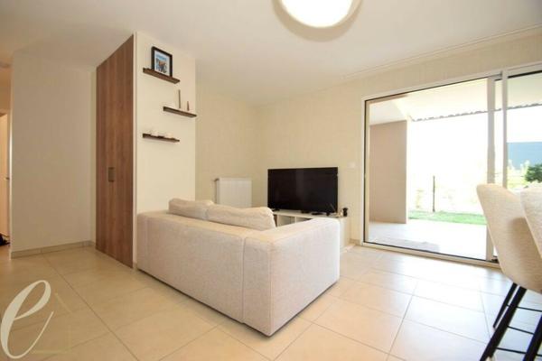 GENAS – Ravissant T3 meublé en rez-de-jardin de 64 m² avec 117 m² d’extérieurs et 2 stationnements