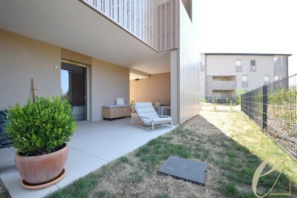 GENAS – Ravissant T3 meublé en rez-de-jardin de 64 m² avec 117 m² d’extérieurs et 2 stationnements