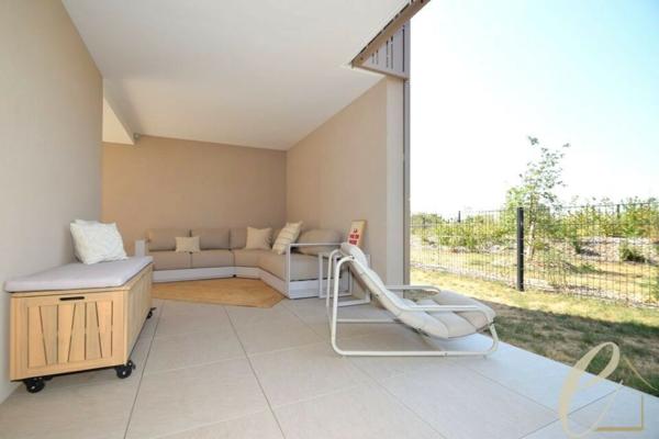 GENAS – Ravissant T3 meublé en rez-de-jardin de 64 m² avec 117 m² d’extérieurs et 2 stationnements