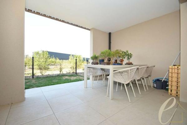 GENAS – Ravissant T3 meublé en rez-de-jardin de 64 m² avec 117 m² d’extérieurs et 2 stationnements