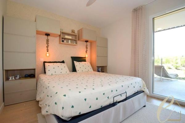 GENAS – Ravissant T3 meublé en rez-de-jardin de 64 m² avec 117 m² d’extérieurs et 2 stationnements