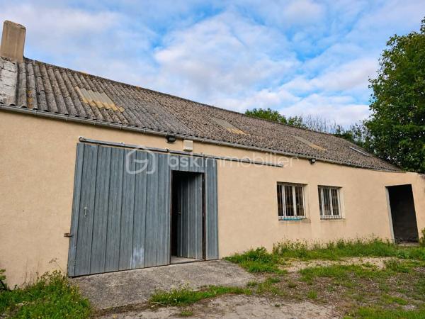 À vendre, sur une parcelle de plus de 500 m², ensemble immobilier composé de plusieurs bâtiments offrant de nombreuses possibilités d’exploitation.

Le bien se compose notamment de :
Un entrepôt d’environ 100 m², complété par deux greniers d’environ 20 m² et 16 m² ;
Un second entrepôt d’environ 48 m² ;
Un local d’environ 22 m², actuellement à terminer de restaurer, pouvant notamment être aménagé en bureau ou en espace professionnel.

TAXE FONCIER 409 €

L’ensemble bénéficie de volumes intéressants et d’un fort potentiel d’aménagement, idéal pour une activité professionnelle, du stockage, un artisan, un entrepreneur ou pour entreposer du matériel.

La parcelle de plus de 500 m² offre également un espace extérieur appréciable pour faciliter l’accès et le stockage.
Une opportunité à découvrir selon votre projet et vos besoins.

📞 N’hésitez pas à me contacter pour obtenir de plus amples renseignements ou convenir d’une visite.