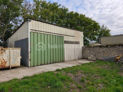 À vendre, sur une parcelle de plus de 500 m², ensemble immobilier composé de plusieurs bâtiments offrant de nombreuses possibilités d’exploitation.

Le bien se compose notamment de :
Un entrepôt d’environ 100 m², complété par deux greniers d’environ 20 m² et 16 m² ;
Un second entrepôt d’environ 48 m² ;
Un local d’environ 22 m², actuellement à terminer de restaurer, pouvant notamment être aménagé en bureau ou en espace professionnel.

TAXE FONCIER 409 €

L’ensemble bénéficie de volumes intéressants et d’un fort potentiel d’aménagement, idéal pour une activité professionnelle, du stockage, un artisan, un entrepreneur ou pour entreposer du matériel.

La parcelle de plus de 500 m² offre également un espace extérieur appréciable pour faciliter l’accès et le stockage.
Une opportunité à découvrir selon votre projet et vos besoins.

📞 N’hésitez pas à me contacter pour obtenir de plus amples renseignements ou convenir d’une visite.