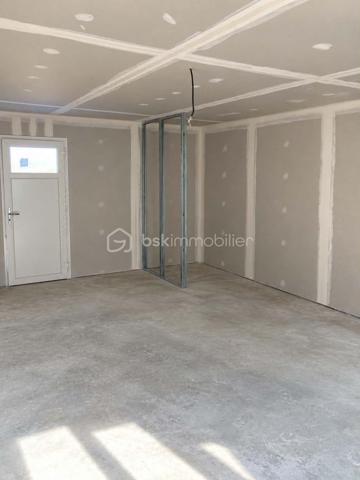À vendre, sur une parcelle de plus de 500 m², ensemble immobilier composé de plusieurs bâtiments offrant de nombreuses possibilités d’exploitation.

Le bien se compose notamment de :
Un entrepôt d’environ 100 m², complété par deux greniers d’environ 20 m² et 16 m² ;
Un second entrepôt d’environ 48 m² ;
Un local d’environ 22 m², actuellement à terminer de restaurer, pouvant notamment être aménagé en bureau ou en espace professionnel.

TAXE FONCIER 409 €

L’ensemble bénéficie de volumes intéressants et d’un fort potentiel d’aménagement, idéal pour une activité professionnelle, du stockage, un artisan, un entrepreneur ou pour entreposer du matériel.

La parcelle de plus de 500 m² offre également un espace extérieur appréciable pour faciliter l’accès et le stockage.
Une opportunité à découvrir selon votre projet et vos besoins.

📞 N’hésitez pas à me contacter pour obtenir de plus amples renseignements ou convenir d’une visite.