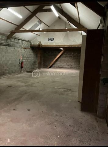 À vendre, sur une parcelle de plus de 500 m², ensemble immobilier composé de plusieurs bâtiments offrant de nombreuses possibilités d’exploitation.

Le bien se compose notamment de :
Un entrepôt d’environ 100 m², complété par deux greniers d’environ 20 m² et 16 m² ;
Un second entrepôt d’environ 48 m² ;
Un local d’environ 22 m², actuellement à terminer de restaurer, pouvant notamment être aménagé en bureau ou en espace professionnel.

TAXE FONCIER 409 €

L’ensemble bénéficie de volumes intéressants et d’un fort potentiel d’aménagement, idéal pour une activité professionnelle, du stockage, un artisan, un entrepreneur ou pour entreposer du matériel.

La parcelle de plus de 500 m² offre également un espace extérieur appréciable pour faciliter l’accès et le stockage.
Une opportunité à découvrir selon votre projet et vos besoins.

📞 N’hésitez pas à me contacter pour obtenir de plus amples renseignements ou convenir d’une visite.