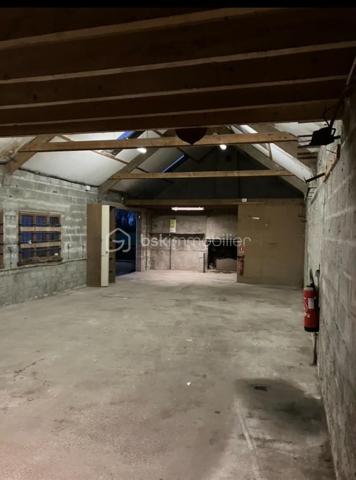 À vendre, sur une parcelle de plus de 500 m², ensemble immobilier composé de plusieurs bâtiments offrant de nombreuses possibilités d’exploitation.

Le bien se compose notamment de :
Un entrepôt d’environ 100 m², complété par deux greniers d’environ 20 m² et 16 m² ;
Un second entrepôt d’environ 48 m² ;
Un local d’environ 22 m², actuellement à terminer de restaurer, pouvant notamment être aménagé en bureau ou en espace professionnel.

TAXE FONCIER 409 €

L’ensemble bénéficie de volumes intéressants et d’un fort potentiel d’aménagement, idéal pour une activité professionnelle, du stockage, un artisan, un entrepreneur ou pour entreposer du matériel.

La parcelle de plus de 500 m² offre également un espace extérieur appréciable pour faciliter l’accès et le stockage.
Une opportunité à découvrir selon votre projet et vos besoins.

📞 N’hésitez pas à me contacter pour obtenir de plus amples renseignements ou convenir d’une visite.