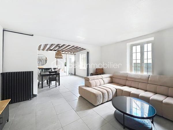 À 15 minutes de Chambly, découvrez cette maison de village de 120 m² habitables offrant un potentiel d’évolution jusqu’à 180 m² grâce à sa dépendance communicante.

✨ 120 m² habitables
✨ Potentiel jusqu’à 180 m²
✨ 3 grandes chambres
✨ Dépendance communicante
✨ Pompe à chaleur récente
✨ Ballon thermodynamique
✨ Garage
✨ Plusieurs stationnements
✨ Jardin agréable et facile à entretenir
✨ DPE C

Cette maison s’adapte à de nombreux projets :

✔️ Famille avec enfants
✔️ Famille recomposée
✔️ Télétravail
✔️ Profession libérale
✔️ Logement indépendant pour un adolescent ou un parent
✔️ Projet locatif ou revenu complémentaire

📍 Amblainville

💰 315 000 € FAI

🎥 Découvrez la visite vidéo et laissez-vous surprendre par tout son potentiel.

📞 Une visite ?
📩 Un renseignement ?

Emmanuelle Escalona
BSK Immobilier
06 21 22 18 65

#amblainville #maisonavendre #immobilier #bskimmobilier #oise valdoise maisonfamiliale investissementimmobilier teletravail dependance maisonavecgarage projetimmobilier visitevideo nouveauteimmobiliere